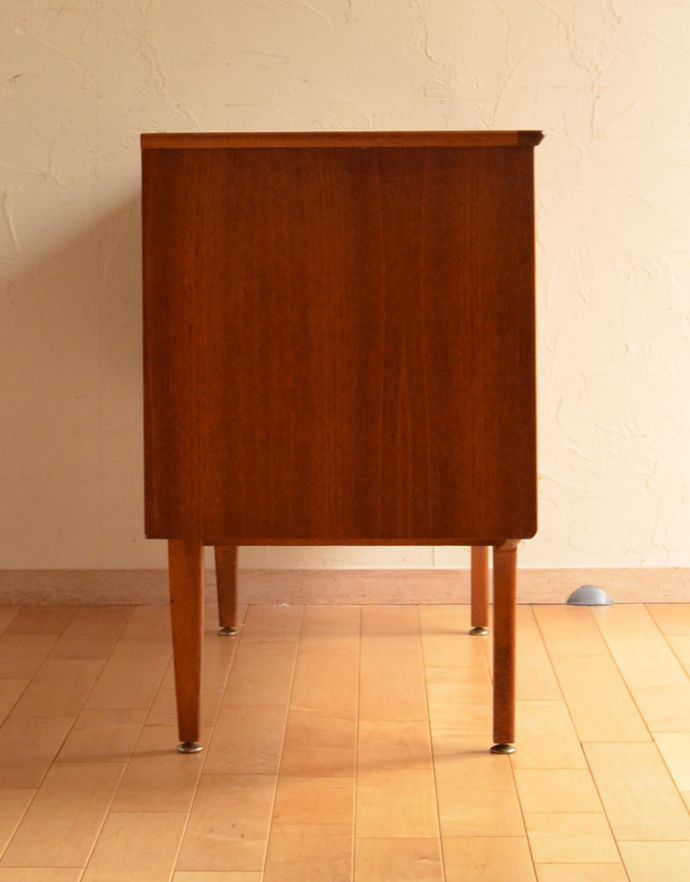 アンティークのキャビネット アンティーク家具 シンプルなビンテージ家具、コンパクトサイズのサイドボード。サイドから見てもキレイな状態です。(x-781-f)