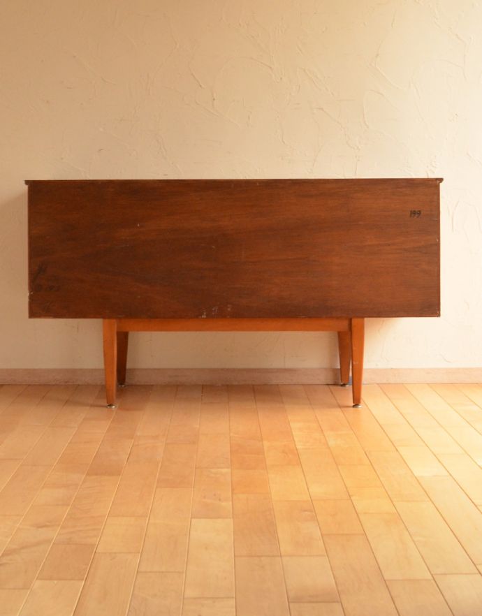 アンティークのキャビネット アンティーク家具 シンプルなビンテージ家具、コンパクトサイズのサイドボード。きちんとメンテナンスしてあるので、裏側もキレイです。(x-781-f)