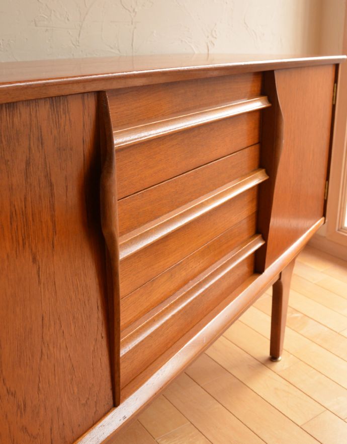 アンティークのキャビネット アンティーク家具 シンプルなビンテージ家具、コンパクトサイズのサイドボード。シンプルかつ使いやすい取っ手です。(x-781-f)