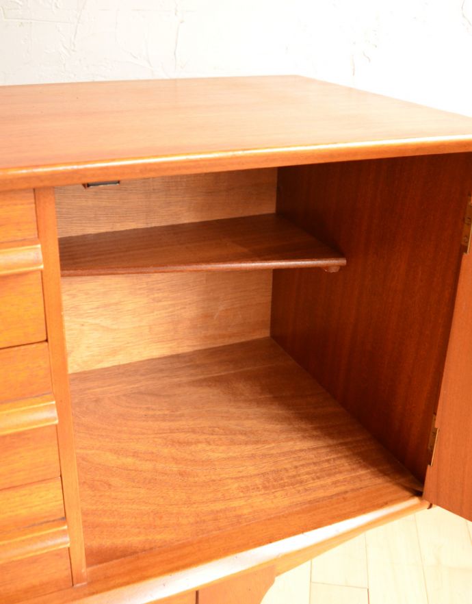 アンティークのキャビネット アンティーク家具 シンプルなビンテージ家具、コンパクトサイズのサイドボード。斜めにデザインされた棚板は使い勝手が良いんです。(x-781-f)