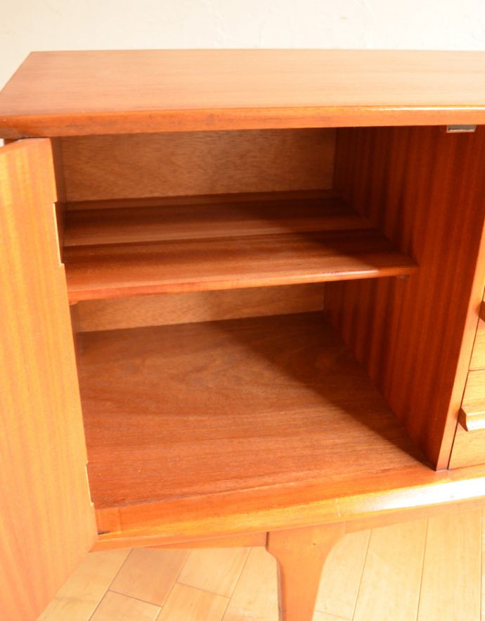 アンティークのキャビネット アンティーク家具 シンプルなビンテージ家具、コンパクトサイズのサイドボード。棚板が付いているのできちんと整理整頓ができます。(x-781-f)