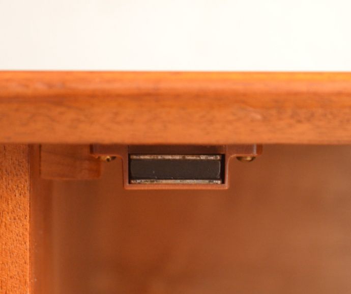 アンティークのキャビネット アンティーク家具 シンプルなビンテージ家具、コンパクトサイズのサイドボード。扉にはマグネットが付いているので、開け閉めがスムーズです。(x-781-f)