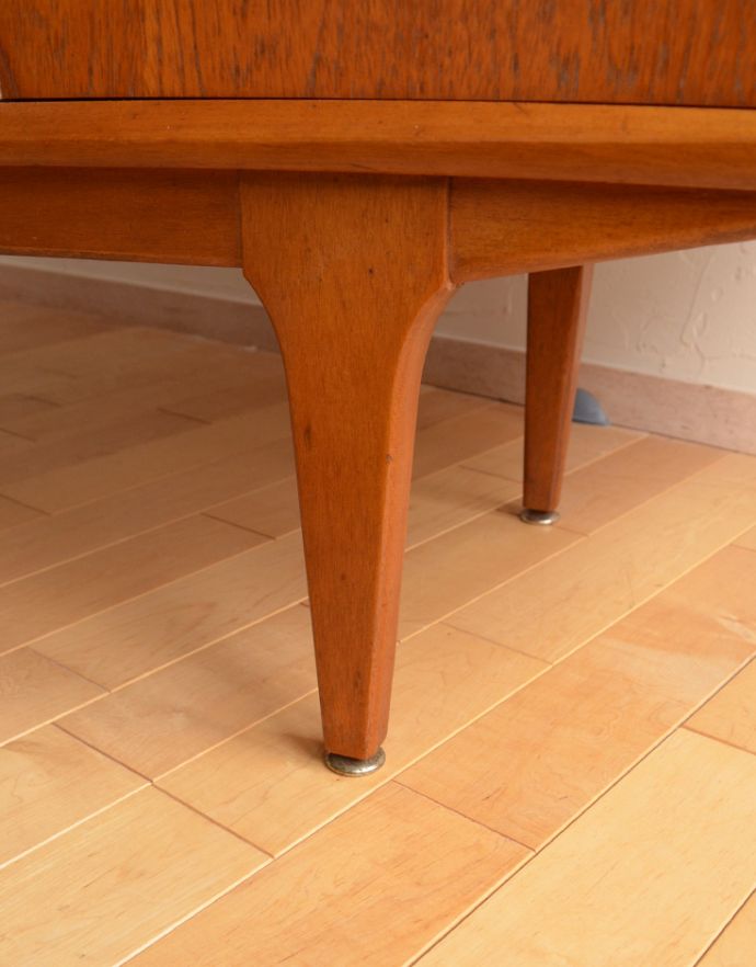 アンティークのキャビネット アンティーク家具 シンプルなビンテージ家具、コンパクトサイズのサイドボード。きちんと支えます。(x-781-f)