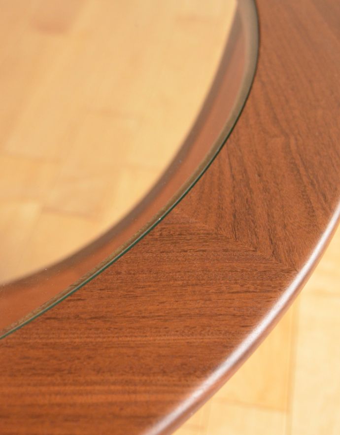 G-PLAN(Gプラン)　アンティーク家具　カッコイイG-planのヴィンテージコーヒーテーブル（ガラストップ）。角が丸いので小さなお子様がいるお家でも安心してお使いいただけます。(x-782-f)