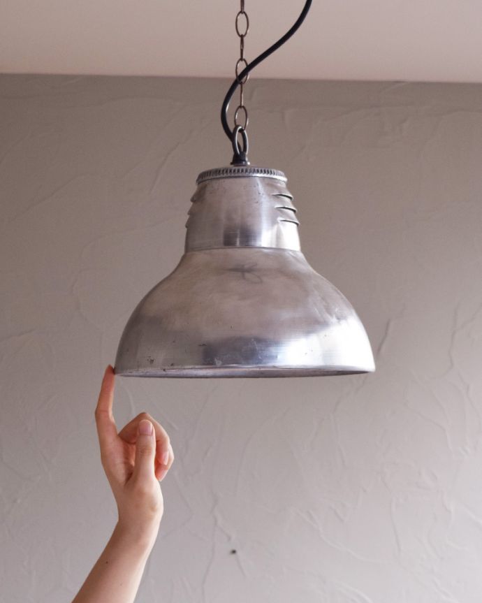 ペンダントライト　照明・ライティング　工業系デザインがカッコいいHolophaneのビンテージランプ（Ｅ26球付き）。引っ掛けシーリングのタイプに加工してお届けしますので、リビングやダイニングテーブルの上などお好きな場所に簡単に取り付けてみてください。(x-782-z)