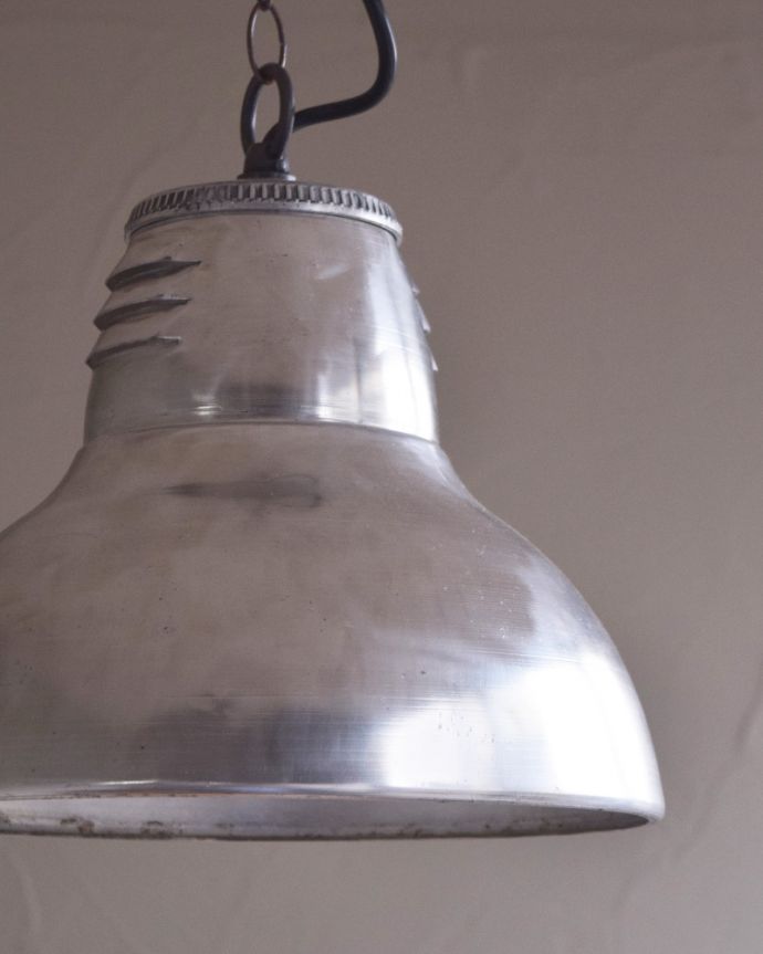 ペンダントライト　照明・ライティング　工業系デザインがカッコいいHolophaneのビンテージランプ（Ｅ26球付き）。塗装のムラ、縁のサビが新しいものには出せない、何とも良い雰囲気です。(x-782-z)