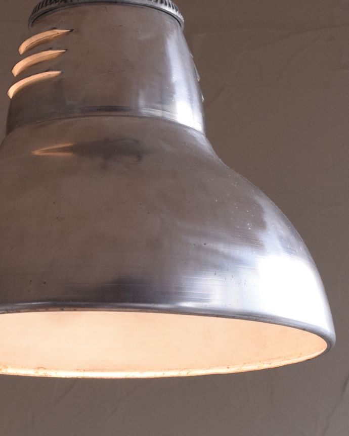 ペンダントライト　照明・ライティング　工業系デザインがカッコいいHolophaneのビンテージランプ（Ｅ26球付き）。シェードの内側もメンテナンスをしています。(x-782-z)