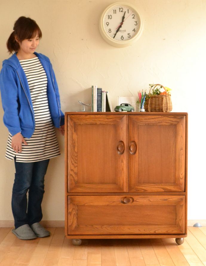 アーコールの家具　アンティーク家具　ヴィンテージのテレビボード、アーコール（ERCOL）の小ぶりなテレビキャビネット。アパートやマンションにもピッタリのサイズ。(x-788-f)