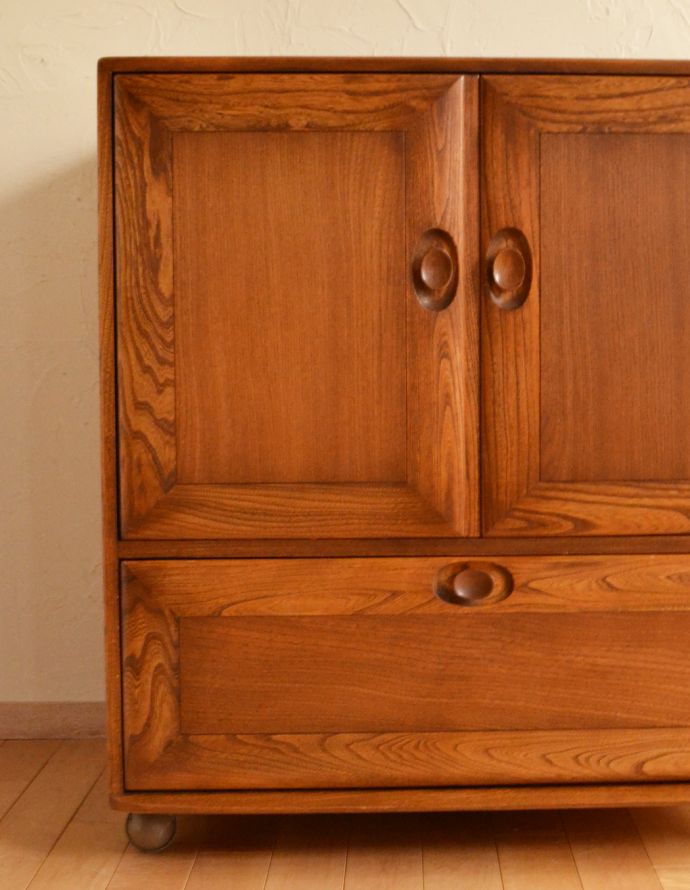 アーコールの家具　アンティーク家具　ヴィンテージのテレビボード、アーコール（ERCOL）の小ぶりなテレビキャビネット。北欧家具のお部屋にピッタリ！男女ともに人気のシンプルでスタイリッシュなインテリアです。(x-788-f)