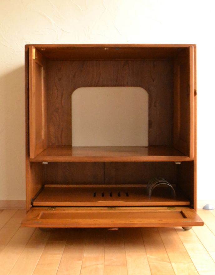 アーコールの家具　アンティーク家具　ヴィンテージのテレビボード、アーコール（ERCOL）の小ぶりなテレビキャビネット。内側もキレイにお直ししてありますのでご安心ください。(x-788-f)