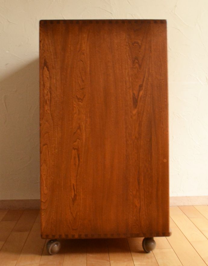 アーコールの家具　アンティーク家具　ヴィンテージのテレビボード、アーコール（ERCOL）の小ぶりなテレビキャビネット。サイドから見てもキレイな状態です。(x-788-f)