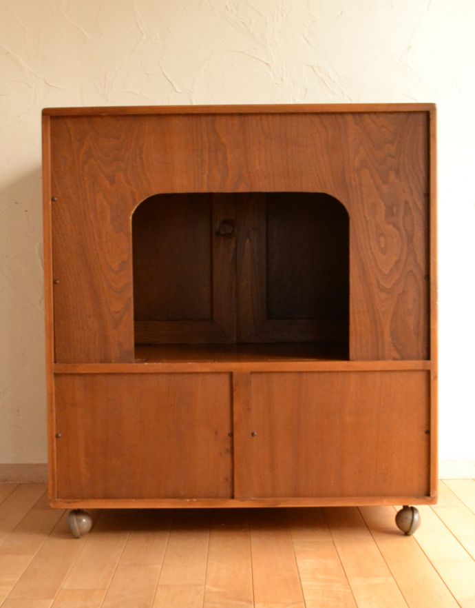 アーコールの家具　アンティーク家具　ヴィンテージのテレビボード、アーコール（ERCOL）の小ぶりなテレビキャビネット。きちんとメンテナンスしてあるので、裏側もキレイです。(x-788-f)