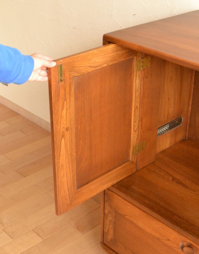 アーコールの家具　アンティーク家具　ヴィンテージのテレビボード、アーコール（ERCOL）の小ぶりなテレビキャビネット。上の扉は扉を開けた後、スライドさせて引き込む事が可能です。(x-788-f)