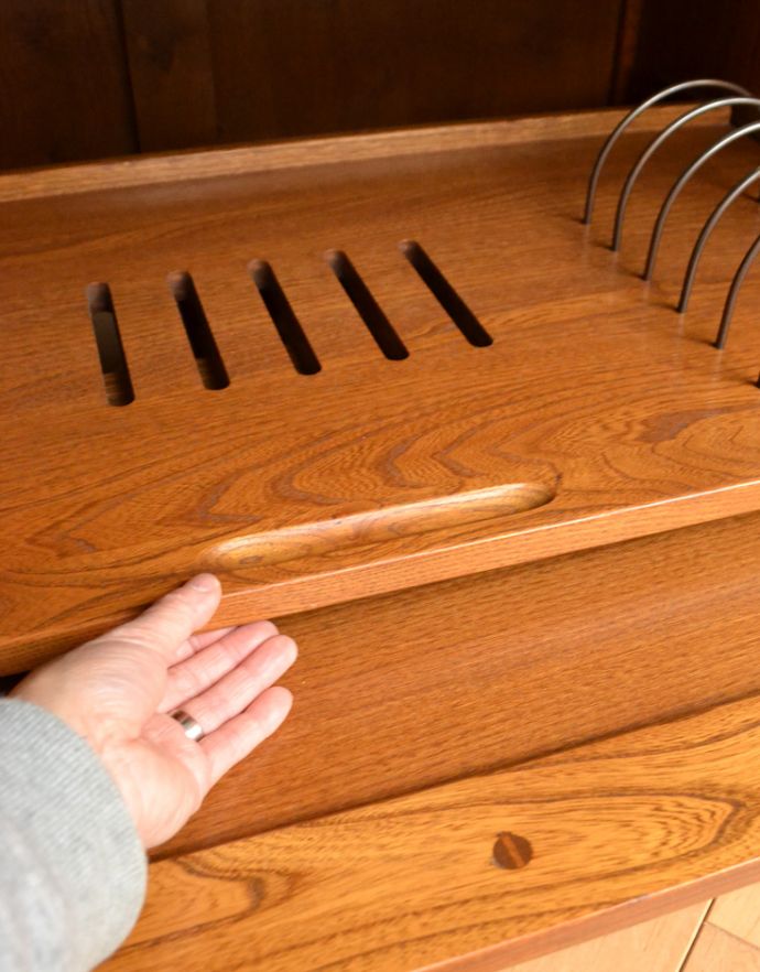 アーコールの家具　アンティーク家具　ヴィンテージのテレビボード、アーコール（ERCOL）の小ぶりなテレビキャビネット。下の扉の中のトレーはスライドで前へ出てきます。(x-788-f)