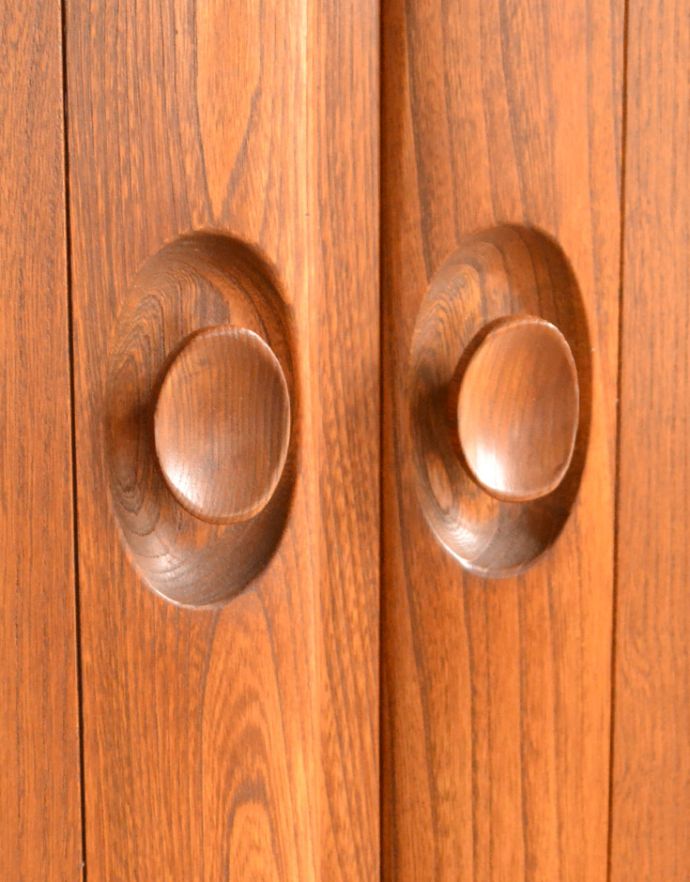 アーコールの家具　アンティーク家具　ヴィンテージのテレビボード、アーコール（ERCOL）の小ぶりなテレビキャビネット。木製のお洒落な取っ手。(x-788-f)