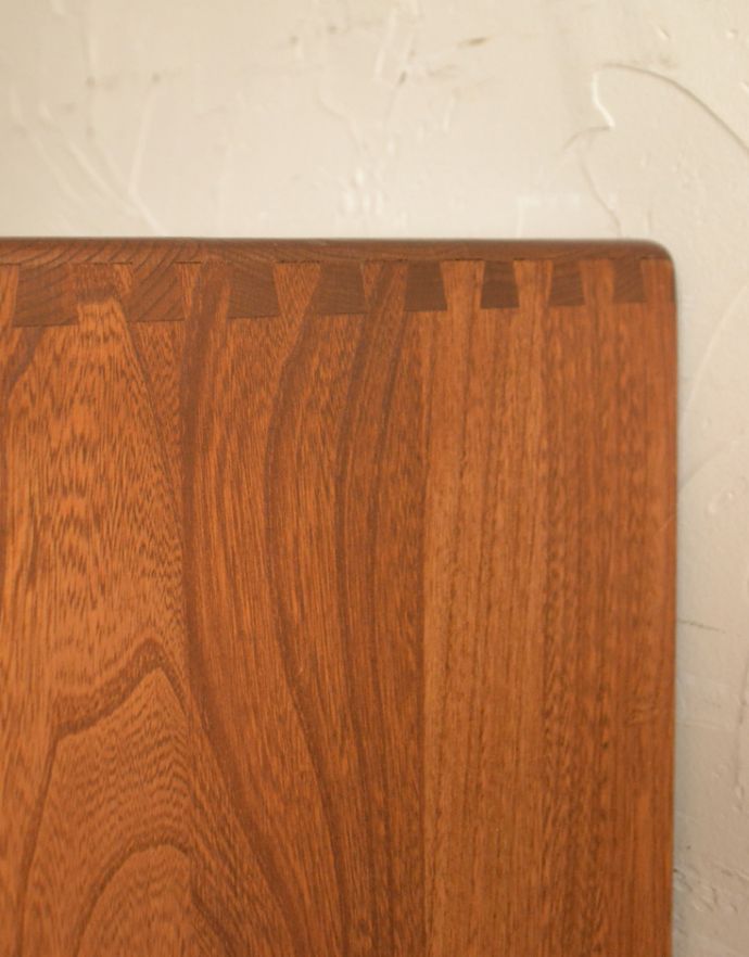 アーコールの家具　アンティーク家具　ヴィンテージのテレビボード、アーコール（ERCOL）の小ぶりなテレビキャビネット。天板もサイドも無垢で贅沢に造られています。(x-788-f)