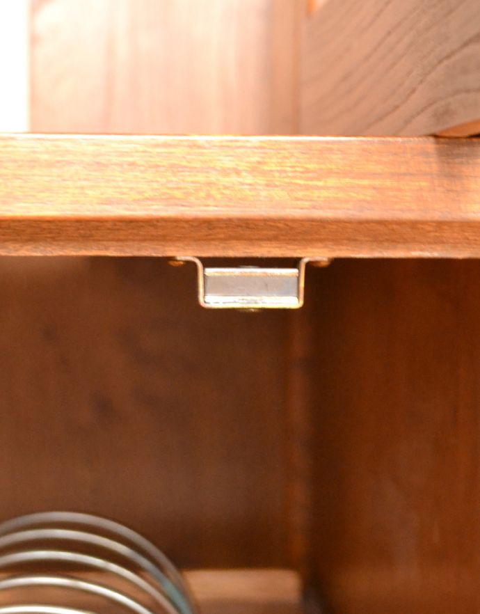 アーコールの家具　アンティーク家具　ヴィンテージのテレビボード、アーコール（ERCOL）の小ぶりなテレビキャビネット。扉にはマグネットが付いているので、開け閉めがスムーズです。(x-788-f)