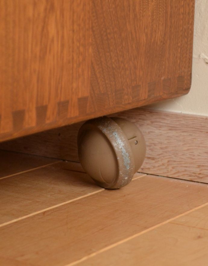 アーコールの家具　アンティーク家具　ヴィンテージのテレビボード、アーコール（ERCOL）の小ぶりなテレビキャビネット。キャスターが付いています。(x-788-f)