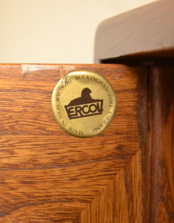 アーコールの家具　アンティーク家具　ヴィンテージのテレビボード、アーコール（ERCOL）の小ぶりなテレビキャビネット。「ERCOL」のロゴステッカーがついています。(x-788-f)