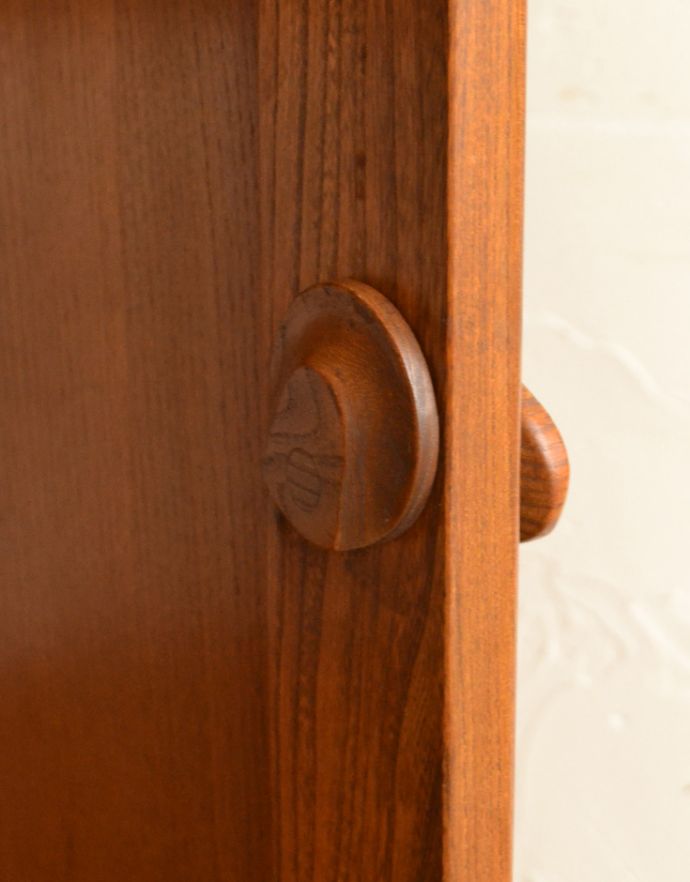 アーコールの家具　アンティーク家具　ヴィンテージのテレビボード、アーコール（ERCOL）の小ぶりなテレビキャビネット。木の取っ手を右に回すとロックが外れます。(x-788-f)