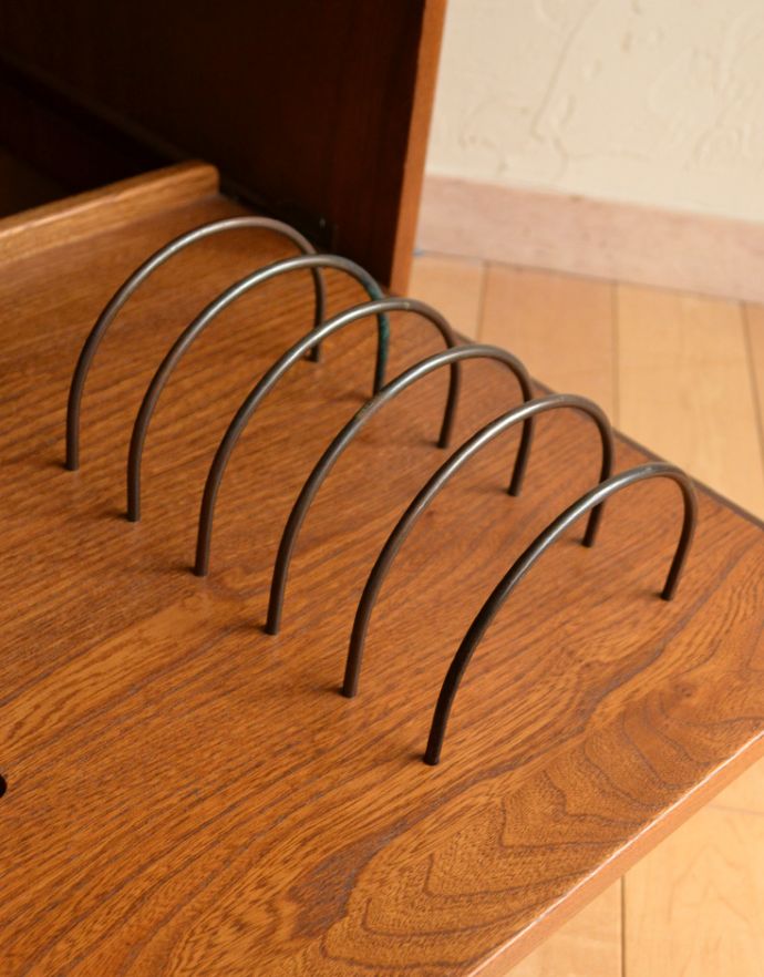 アーコールの家具　アンティーク家具　ヴィンテージのテレビボード、アーコール（ERCOL）の小ぶりなテレビキャビネット。ＤＶＤやＣＤの収納にも便利に使えそうです。(x-788-f)