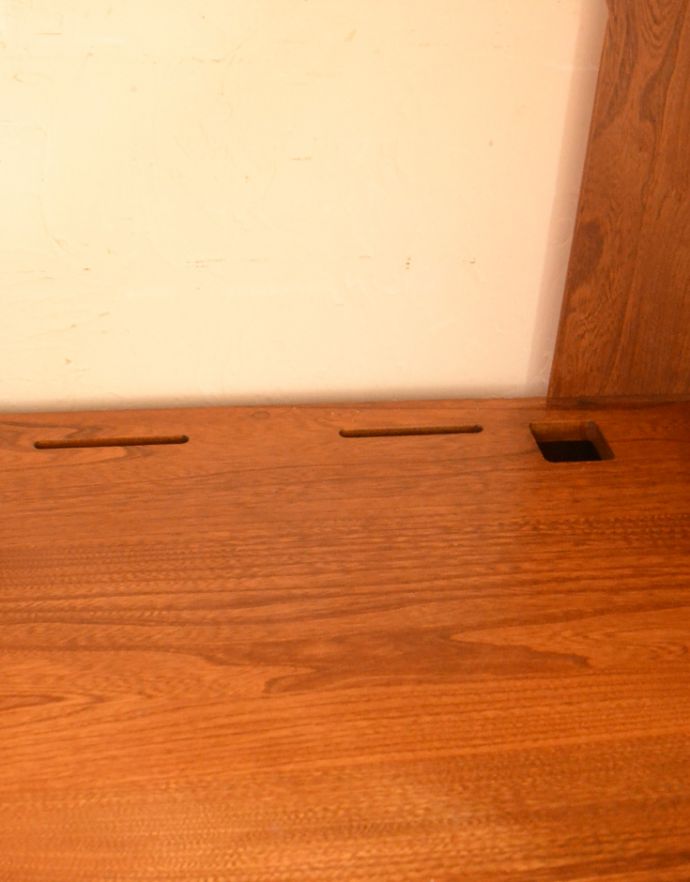 アーコールの家具　アンティーク家具　ヴィンテージのテレビボード、アーコール（ERCOL）の小ぶりなテレビキャビネット。コード穴が開いています。(x-788-f)