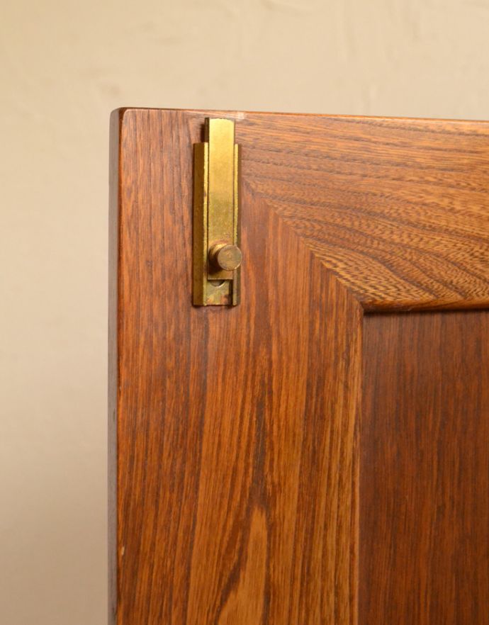 アーコールの家具　アンティーク家具　ヴィンテージのテレビボード、アーコール（ERCOL）の小ぶりなテレビキャビネット。扉に当時の金具が残っていました。(x-788-f)