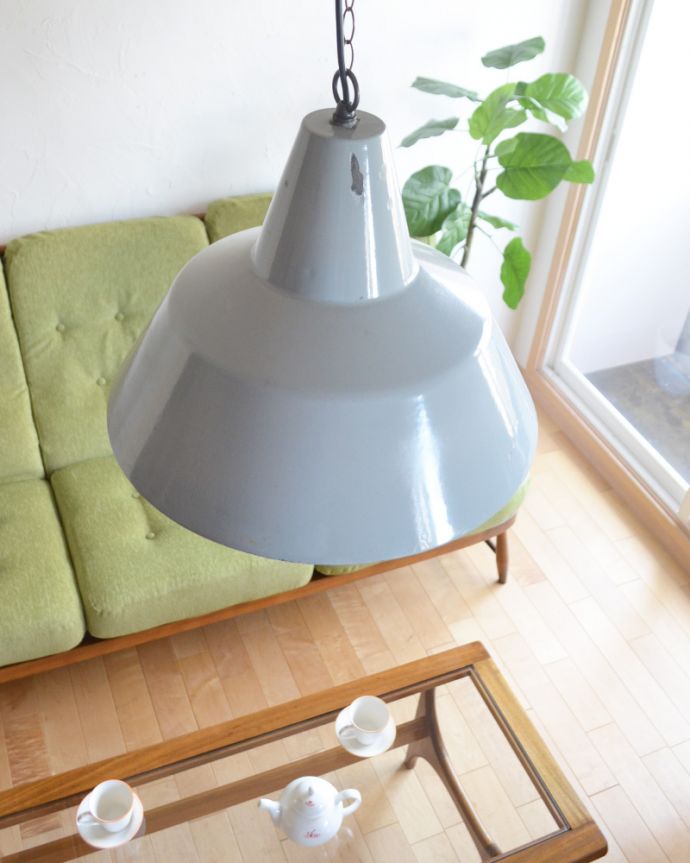 ペンダントライト　照明・ライティング　シンプルなデザインのPHILIPS社のヴィンテージエナメルランプ（Ｅ26球付き）。アーコールやG-PLANなどのヴィンテージ家具との相性はバツグンです！。(x-788-z)