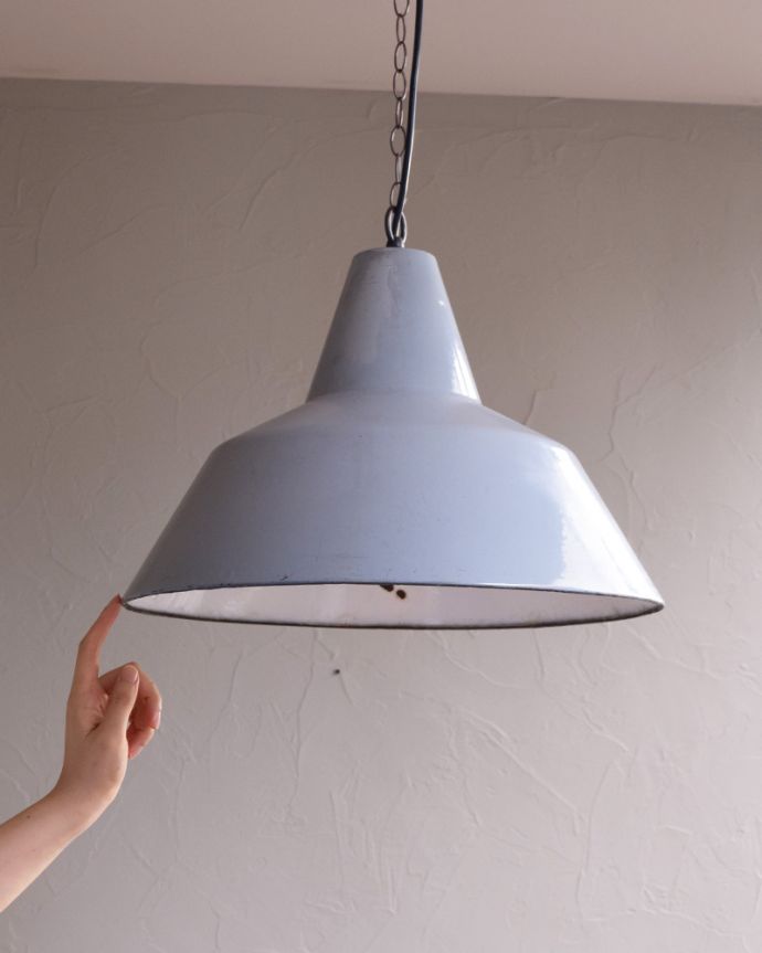 ペンダントライト　照明・ライティング　シンプルなデザインのPHILIPS社のヴィンテージエナメルランプ（Ｅ26球付き）。引っ掛けシーリングのタイプに加工してお届けしますので、リビングやダイニングテーブルの上などお好きな場所に簡単に取り付けてみてください。(x-788-z)