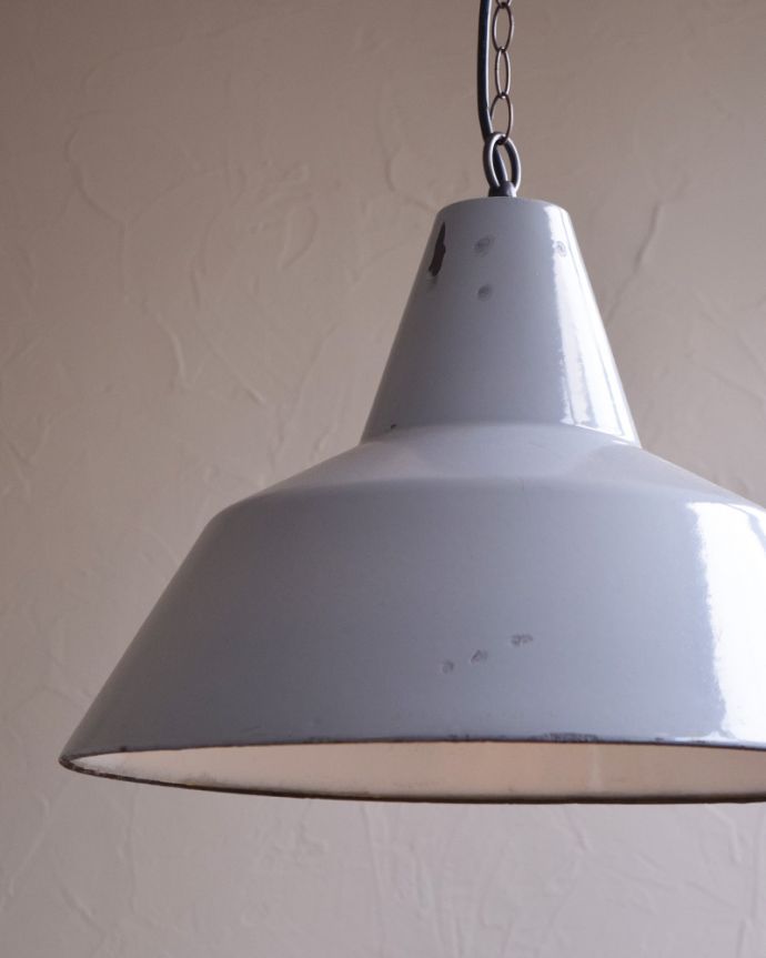 ペンダントライト　照明・ライティング　シンプルなデザインのPHILIPS社のヴィンテージエナメルランプ（Ｅ26球付き）。塗装のムラ、縁のサビが新しいものには出せない、何とも良い雰囲気です。(x-788-z)