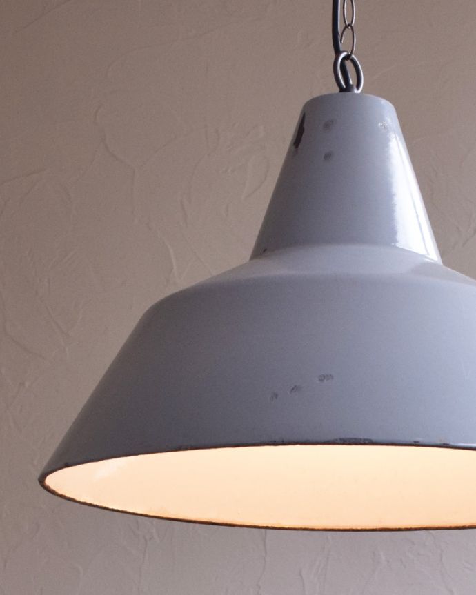 ペンダントライト　照明・ライティング　シンプルなデザインのPHILIPS社のヴィンテージエナメルランプ（Ｅ26球付き）。シェードの内側は、ホワイトに仕上がっているので、明るいです。(x-788-z)