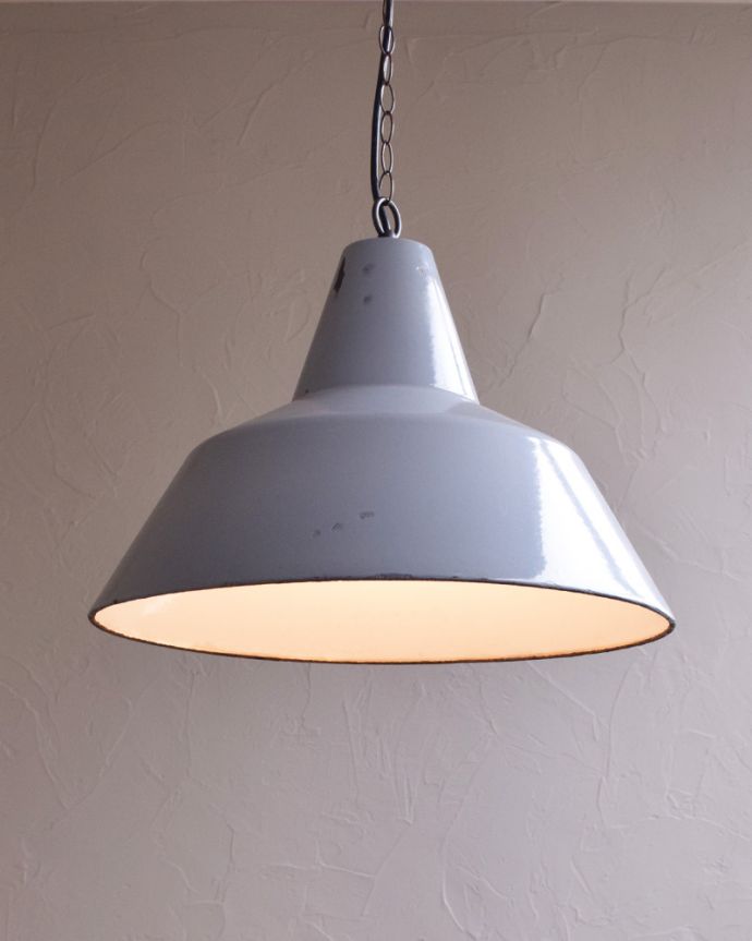 ペンダントライト　照明・ライティング　シンプルなデザインのPHILIPS社のヴィンテージエナメルランプ（Ｅ26球付き）。ホーローのもつ重厚感が何ともクールでカッコいいんです。(x-788-z)