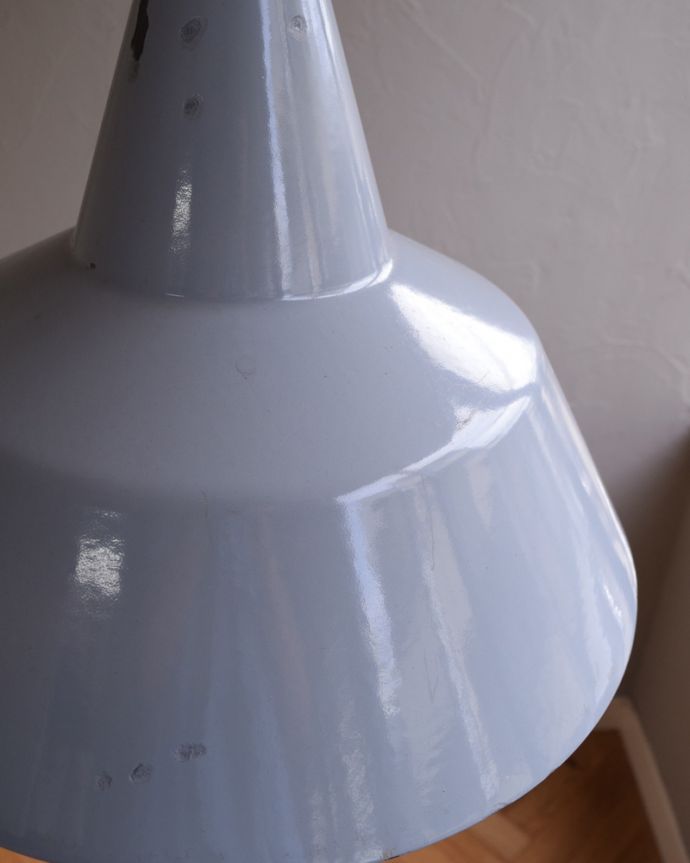 ペンダントライト　照明・ライティング　シンプルなデザインのPHILIPS社のヴィンテージエナメルランプ（Ｅ26球付き）。アンティークのため、多少の欠け・傷がある場合がありますが、使用上問題はありませんので、ご了承下さい。(x-788-z)