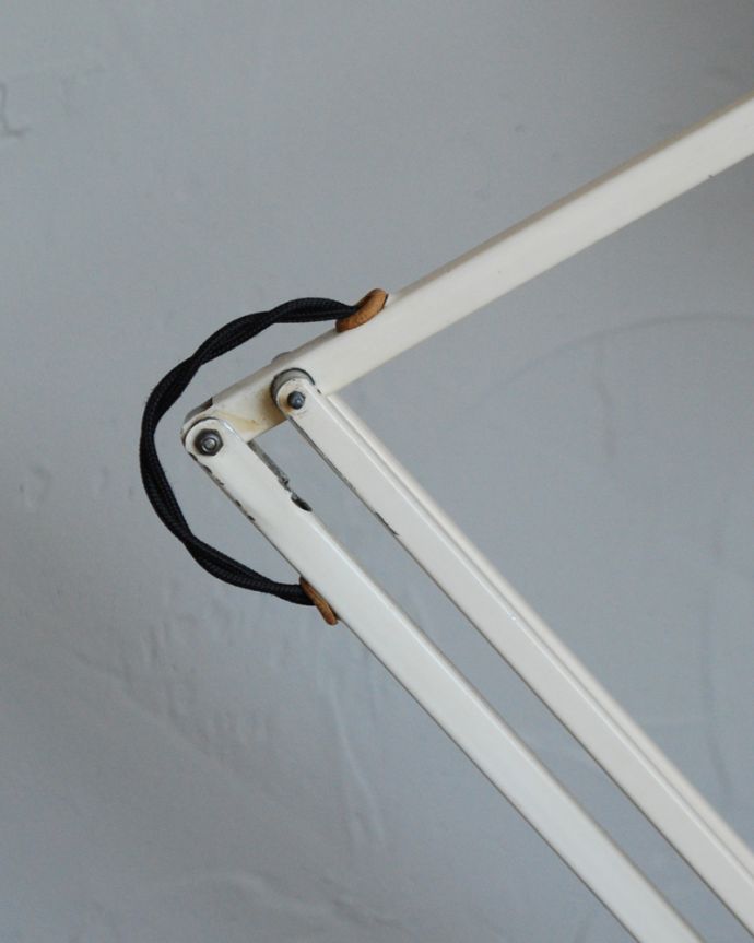 スタンドライト　照明・ライティング　希少なアンティークアングルポイズ　モデル75（E17シャンデリア球付） 。角度調整の金具もスムーズに動きます。(x-789-z)