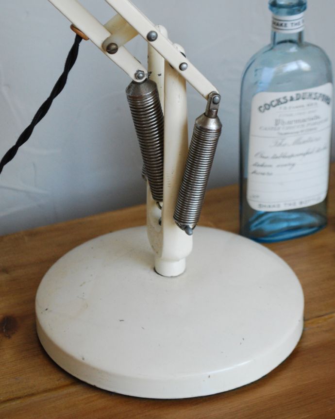 スタンドライト　照明・ライティング　希少なアンティークアングルポイズ　モデル75（E17シャンデリア球付） 。ベース部分はどっしりとしていて安定感があります。(x-789-z)