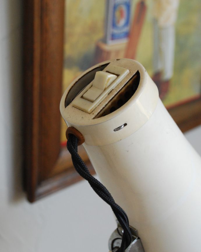 スタンドライト　照明・ライティング　希少なアンティークアングルポイズ　モデル75（E17シャンデリア球付） 。シェードにスイッチが付いています。(x-789-z)