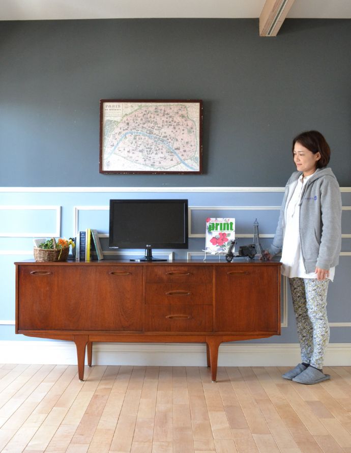 サイドボード　アンティーク家具　北欧スタイルに似合うイギリスのアンティーク家具、ヴィンテージサイドボード。脚があるので軽やかな印象です。(x-791-f)