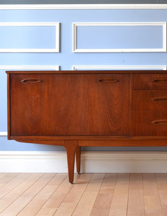 サイドボード　アンティーク家具　北欧スタイルに似合うイギリスのアンティーク家具、ヴィンテージサイドボード。リビングでプリンタなどの置き場所として使っても最適です。(x-791-f)