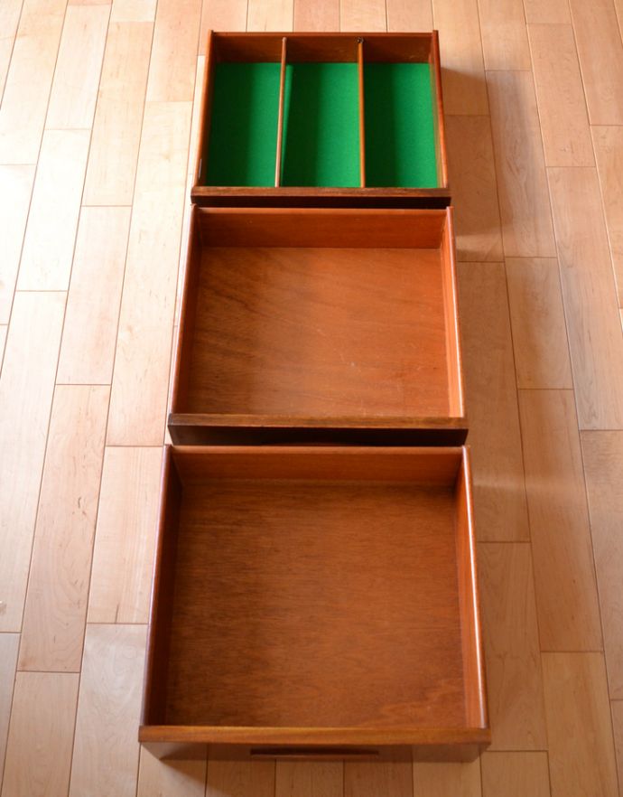 サイドボード　アンティーク家具　北欧スタイルに似合うイギリスのアンティーク家具、ヴィンテージサイドボード。引き出しがあるので細かいものもしまえます。(x-791-f)