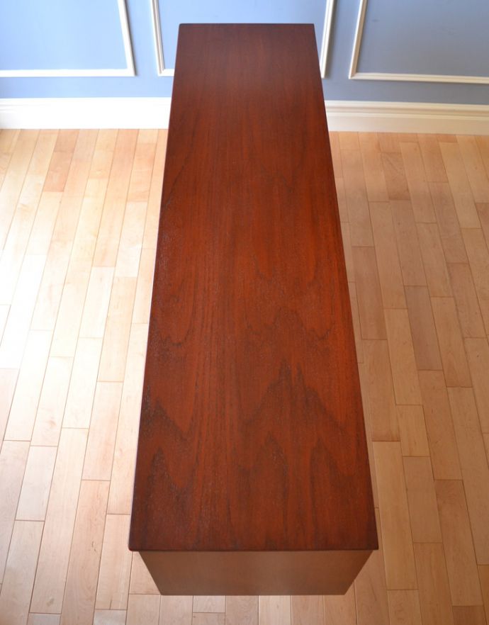 サイドボード　アンティーク家具　北欧スタイルに似合うイギリスのアンティーク家具、ヴィンテージサイドボード。天板もキレイに塗装を仕上げました。(x-791-f)