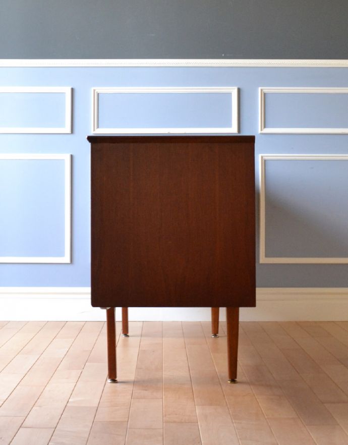 サイドボード　アンティーク家具　北欧スタイルに似合うイギリスのアンティーク家具、ヴィンテージサイドボード。サイドから見てもキレイな状態です。(x-791-f)