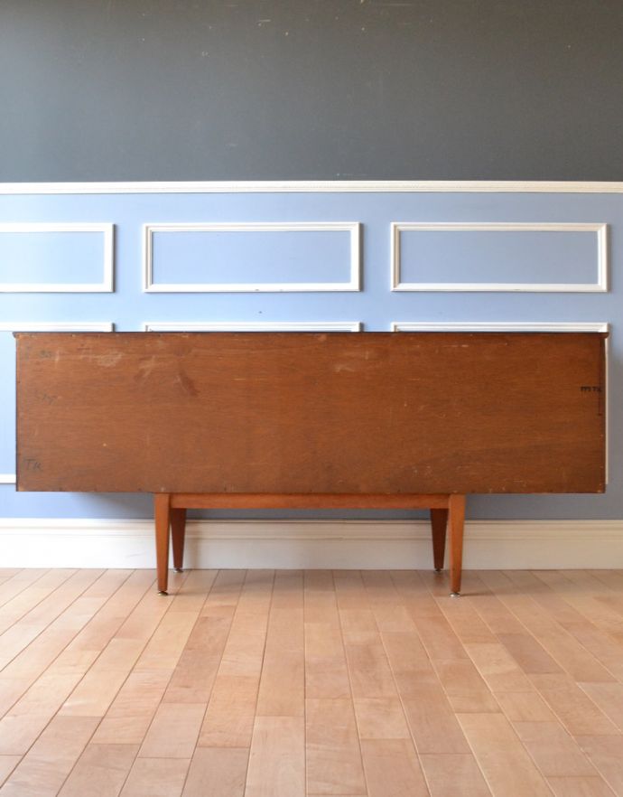 サイドボード　アンティーク家具　北欧スタイルに似合うイギリスのアンティーク家具、ヴィンテージサイドボード。きちんとメンテナンスしてあるので、裏側もキレイです。(x-791-f)