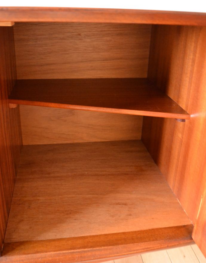 サイドボード　アンティーク家具　北欧スタイルに似合うイギリスのアンティーク家具、ヴィンテージサイドボード。棚板が付いているのできちんと整理整頓ができます。(x-791-f)