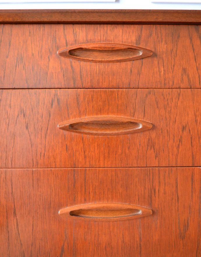 サイドボード　アンティーク家具　北欧スタイルに似合うイギリスのアンティーク家具、ヴィンテージサイドボード。シンプルかつ使いやすい取っ手です。(x-791-f)