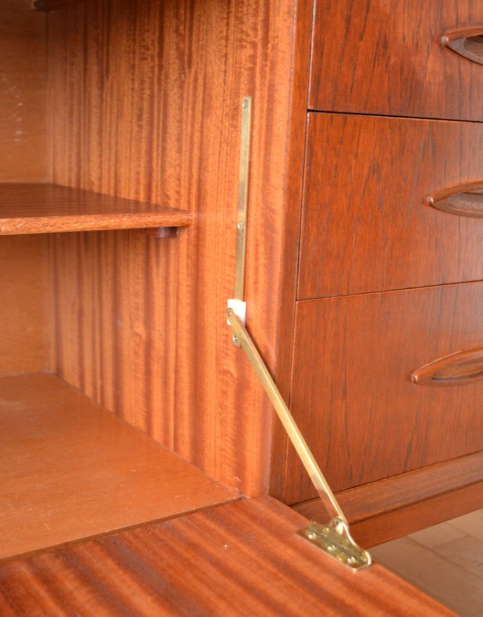 サイドボード　アンティーク家具　北欧スタイルに似合うイギリスのアンティーク家具、ヴィンテージサイドボード。扉にはキチンとステーがついています。(x-791-f)