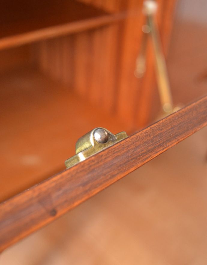 サイドボード　アンティーク家具　北欧スタイルに似合うイギリスのアンティーク家具、ヴィンテージサイドボード。マグネットのデザインもお洒落です。(x-791-f)