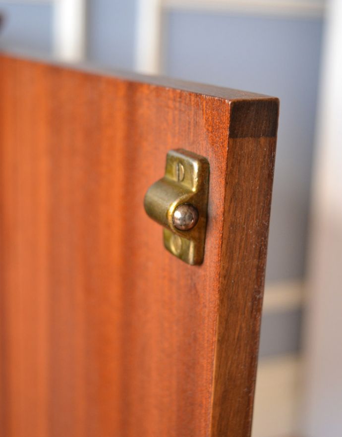 サイドボード　アンティーク家具　北欧スタイルに似合うイギリスのアンティーク家具、ヴィンテージサイドボード。扉にはマグネットが付いているので、開け閉めがスムーズです。(x-791-f)