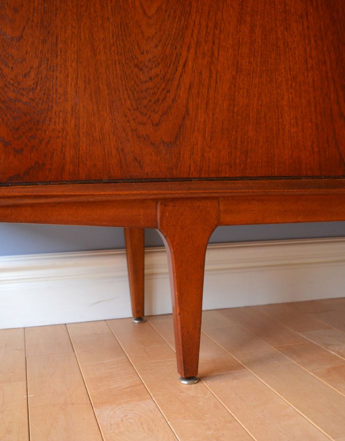 サイドボード　アンティーク家具　北欧スタイルに似合うイギリスのアンティーク家具、ヴィンテージサイドボード。きちんと支えます。(x-791-f)