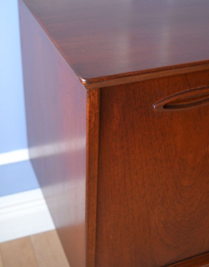 サイドボード　アンティーク家具　北欧スタイルに似合うイギリスのアンティーク家具、ヴィンテージサイドボード。角もキレイな状態です。(x-791-f)