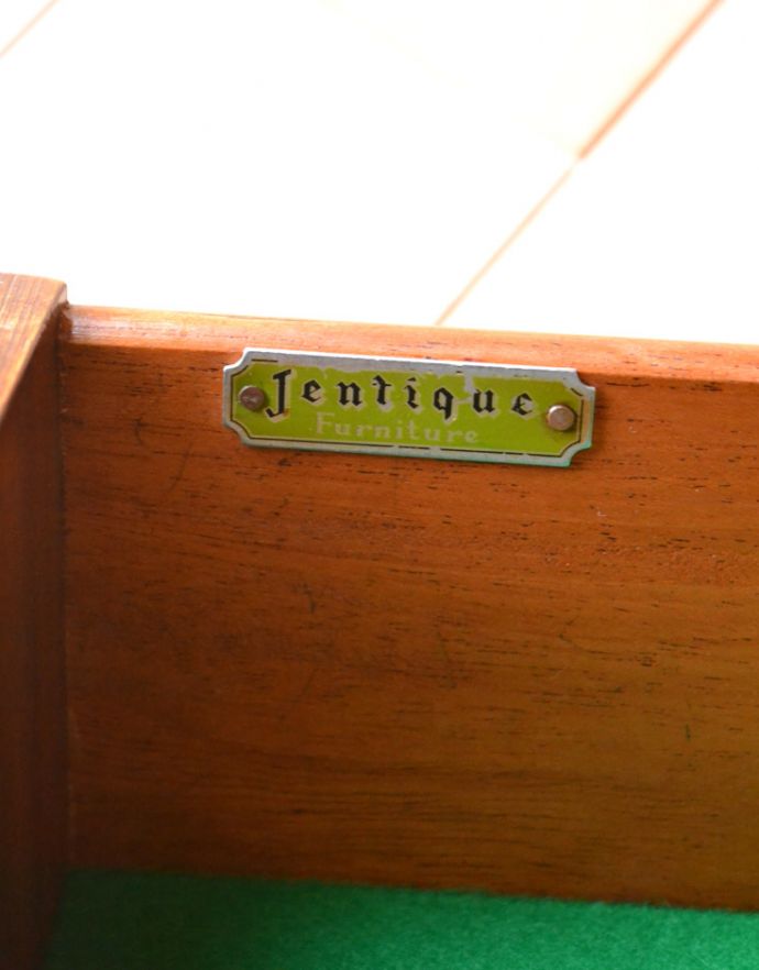 サイドボード　アンティーク家具　北欧スタイルに似合うイギリスのアンティーク家具、ヴィンテージサイドボード。アンティークのタグが残っていました。(x-791-f)